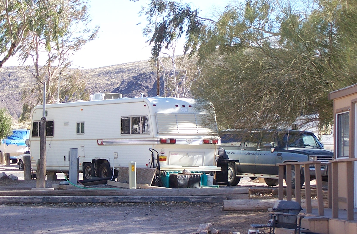 1976 30' Holiday Rambler Presidential 3000 from back